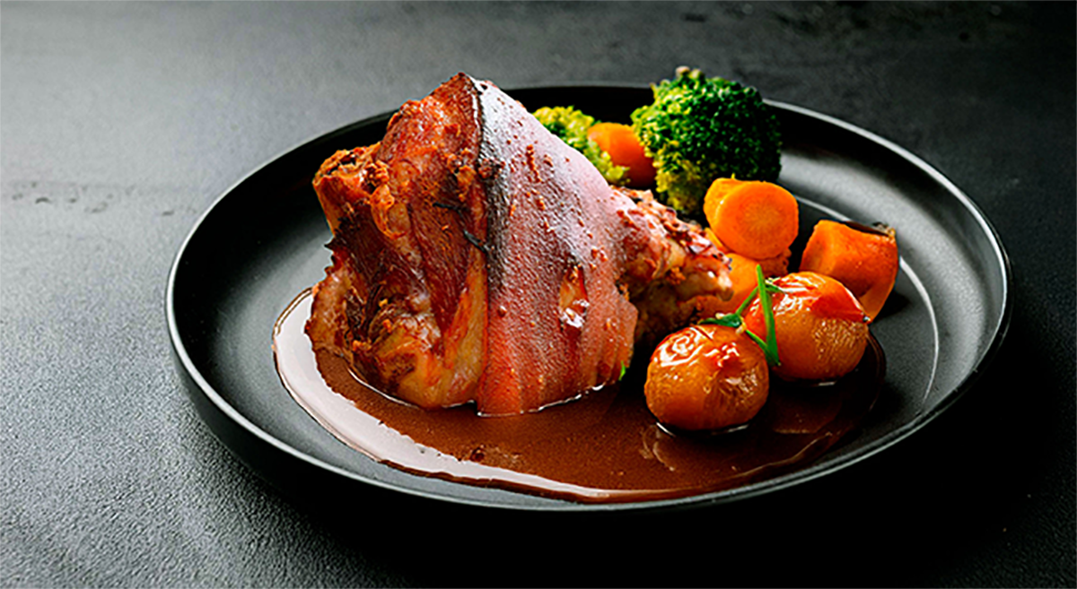 Joelho defumado assado com molho de cerveja e legumes