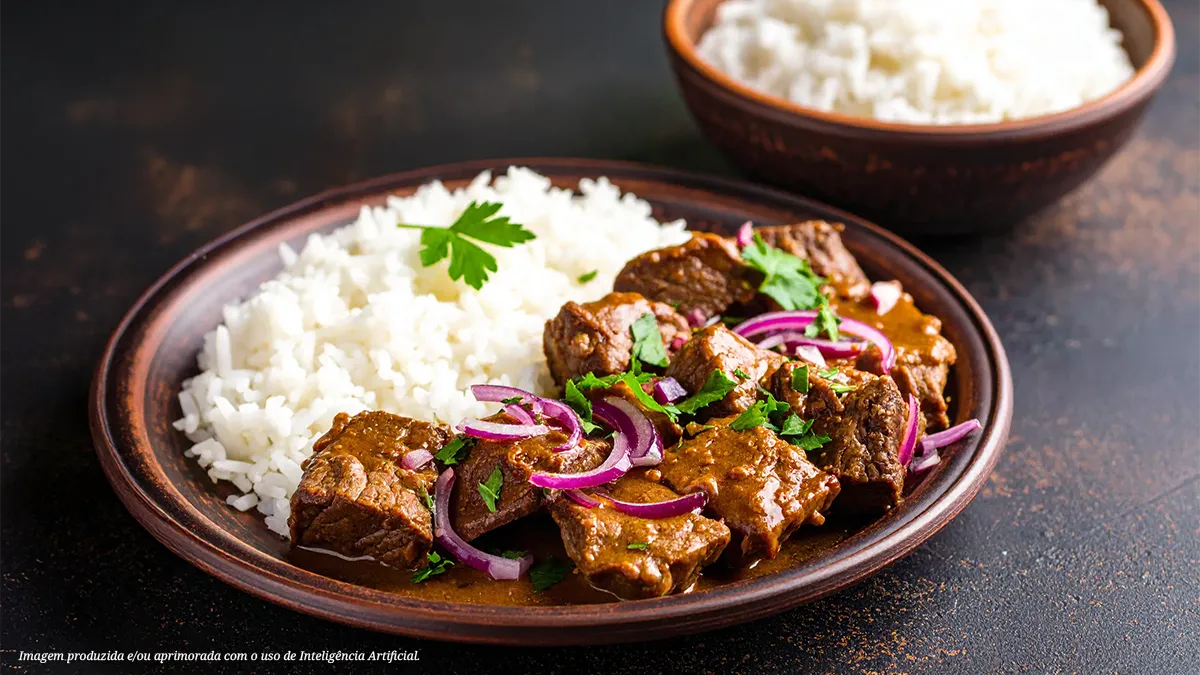 Peixinho grelhado ao molho de cebola roxa com arroz branco