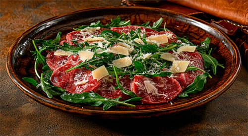 Carpaccio de filé mignon com lascas de parmesão e rúcula selvagem