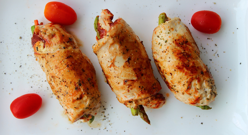 Frango a rolê com legumes no forno