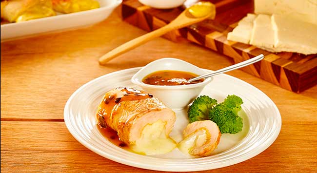 Rolinhos de Frango Recheados Com Queijo Minas e Mostarda Com Molho de Maracujá