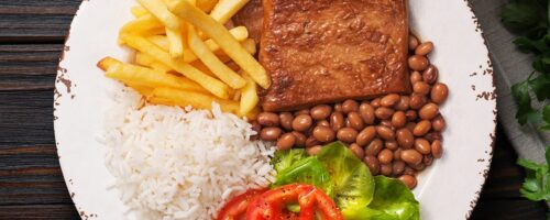 Carne Vegetal com batatas fritas, arroz, feijão e salada