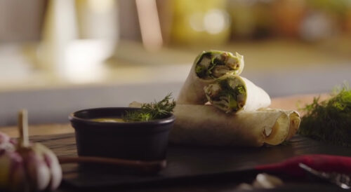 Wrap de Hambúrguer de Frango com Salada Caesar