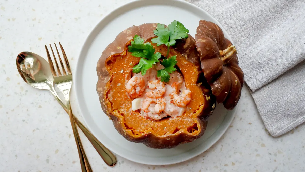 O que acompanha o prato camarão na moranga? 