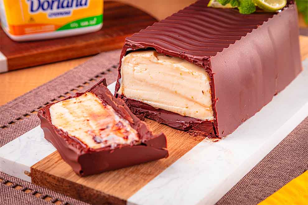 bombom de mousse de limão em cima de uma tábua em madeira e mármore