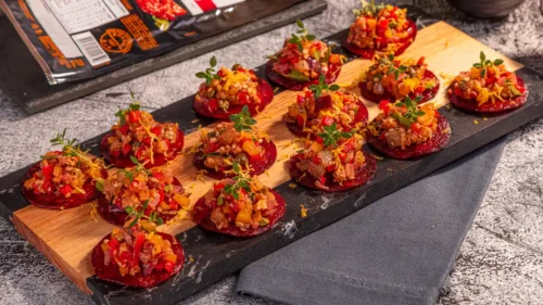 Antepasto de berinjela servido no salame: aperitivo super criativo para servir como entrada 