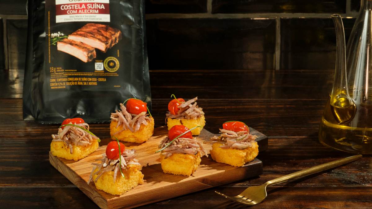 Aperitivo de polenta com costela desfiada