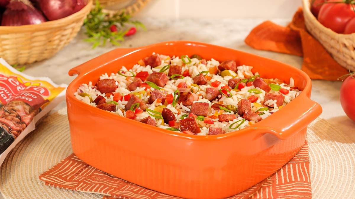 Procurando um prato prático para o almoço? Aprenda a fazer arroz com calabresa!
