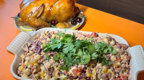 Ave Fiesta Seara Com Salada Colorida de Grão de Bico Com Calabresa