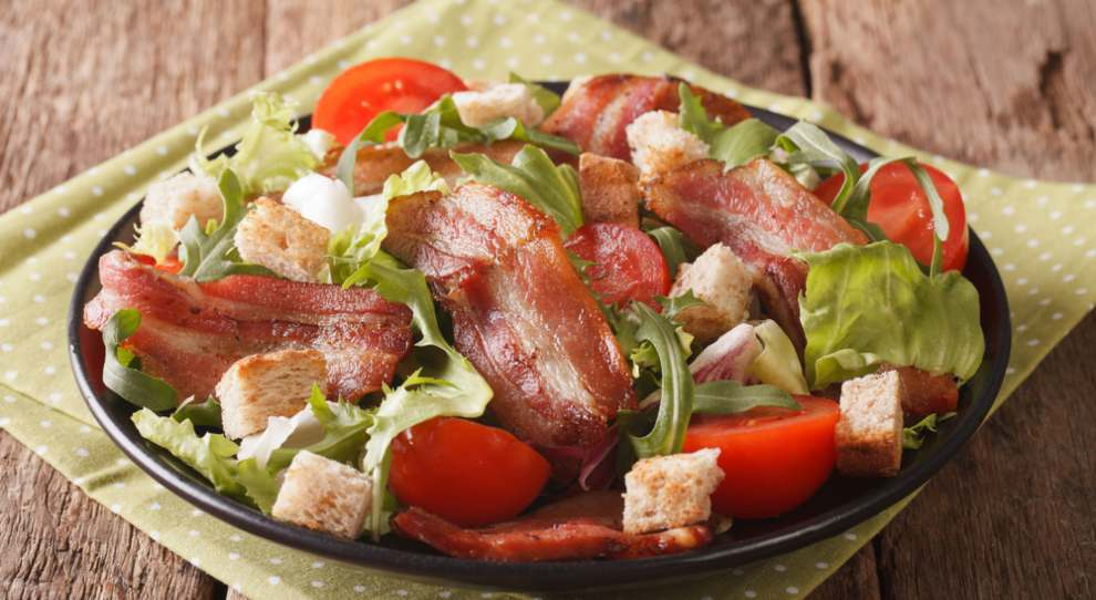 Onde estão os fãs de receitas de salada? A salada é um prato que ganhou espaço nas refeições dos brasileiros não só pela praticidade e rapidez, mas também pela versatilidade. E, claro, por ser uma ótima opção para quem busca uma alimentação mais leve e equilibrada.

Mas quem disse que uma receita de salada precisa ser simples ou sem graça? Aqui no Minha Receita, acreditamos que a salada pode ser a estrela da mesa. Pensando nisso, separamos 6 receitas de saladas deliciosas que vão muito além de uma simples entrada.

São saladas completas, com proteínas, texturas e sabores variados, que garantem uma refeição saborosa e nutritiva. E para te ajudar a preparar essas delícias, você sempre pode contar com ingredientes de qualidade, como os produtos Seara, que fazem a diferença no sabor e na praticidade. Então, vamos às receitas?

1. Salada caesar com frango

A salada caesar com frango é uma opção clássica, feita com alface-romana fresca, croutons crocantes e tiras de filé de peito de frango grelhado. O destaque fica por conta do molho, feito com iogurte natural, mostarda dijon e um toque de anchova, que traz um sabor autêntico ao prato. Finalize com lascas de parmesão para uma refeição prática, leve e cheia de sabor.



2. Salada de pote com frango

A salada de pote com frango é uma excelente opção para quem precisa de praticidade no dia a dia. Montada em camadas e armazenada em potes, essa salada é perfeita para levar ao trabalho ou para um lanche rápido e saudável em casa.

Com uma combinação de vegetais frescos, como alface, tomate e cenoura ralada, ela também conta com uma dose de proteína: o peito de frango Seara, que adiciona sabor e sustância à salada.

O segredo para manter a salada fresca é montar as camadas na ordem certa, com o molho no fundo do pote, seguido dos ingredientes mais pesados, como o frango e a cenoura, deixando as folhas por último. É uma receita prática, ideal para quem quer um almoço completo e sem complicações.



3. Salada frisee com bacon artesanal, ovo pochê e croutons temperados

Essa salada é perfeita para quem busca sofisticação e sabor em cada garfada. A combinação das folhas frisée levemente amargas com o bacon artesanal crocante cria um contraste delicioso, enquanto o ovo pochê traz cremosidade e um toque gourmet ao prato.

Os croutons temperados adicionam crocância e um aroma irresistível, tornando a experiência ainda mais completa. Sirva com um fio de azeite e pimenta-do-reino moída na hora para realçar todos os sabores.



4. Salada tropical com levíssimo Seara

A salada tropical com Levíssimo Seara é uma explosão de frescor e leveza, ideal para dias quentes. Com ingredientes típicos de uma salada tropical, como manga e abacaxi, essa receita combina sabores levemente doces com o toque suave do Levíssimo Seara, uma proteína leve e saborosa que dá o equilíbrio perfeito à salada.

Além das frutas, essa salada leva folhas verdes e um toque crocante com nozes ou castanhas, que enriquecem o prato com sabor e textura. Finalize com um molho cítrico, que intensifica o frescor da salada e harmoniza perfeitamente com os demais ingredientes. É a escolha perfeita para uma refeição refrescante e leve.



5. Frango crocante com salada marroquina

Se você busca uma salada que seja também uma refeição completa e cheia de sabor, essa é a pedida! O frango crocante com salada marroquina combina o frango empanado e assado, bem crocante por fora e suculento por dentro, com uma salada colorida e aromática, inspirada nos sabores do Marrocos.

Essa salada leva grãos, como o cuscuz marroquino, e vegetais frescos, como tomate e pepino, além de especiarias como cominho e coentro, que trazem um toque de exotismo ao prato. É uma refeição rica em nutrientes, perfeita para o almoço ou jantar, especialmente acompanhada de um molho de iogurte com hortelã, que complementa o frescor e a intensidade dos temperos.



6. Salada com presunto jamón serrano e melão

Nessa salada, o sabor marcante do presunto contrasta perfeitamente com o melão, criando um prato leve e sofisticado. Acrescente folhas verdes, como rúcula ou agrião, e finalize com um fio de azeite extravirgem e pimenta-do-reino para equilibrar os sabores. Essa salada é perfeita como entrada em um jantar especial ou até mesmo como uma refeição leve nos dias mais quentes.



Quer mais dicas para incrementar suas saladas? Confira nossa matéria sobre como preparar molho de mostarda e mel para saladas incríveis e eleve suas receitas a outro nível!