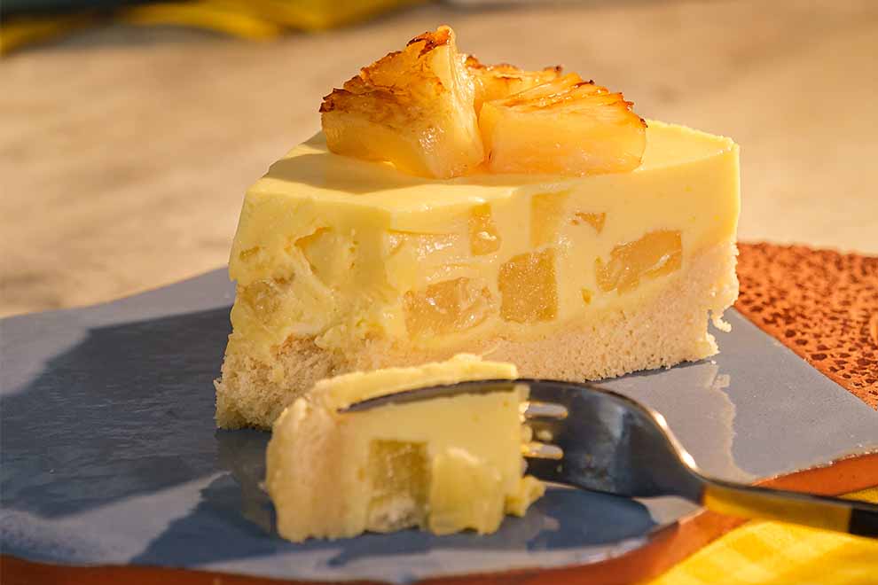 Torta gelada de abacaxi com camada de creme
