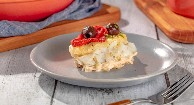 Fatia de bacalhau Zé do Pipo servido em prato redondo cinza