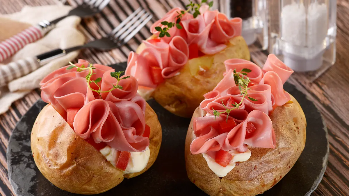 Batata Assada com Mortadela, Queijo e Parmesão