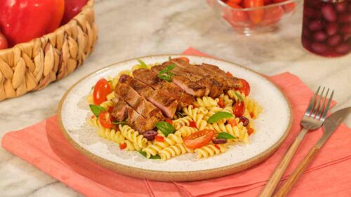 Bife de Copa Lombo com Salada de Macarrão