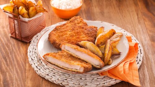 Bisteca suína à milanesa com arroz e batata rústica
