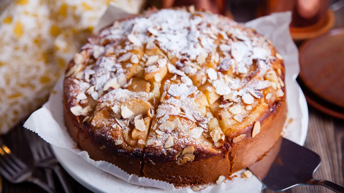 Bolo das freiras decorado com amêndoas laminadas. 