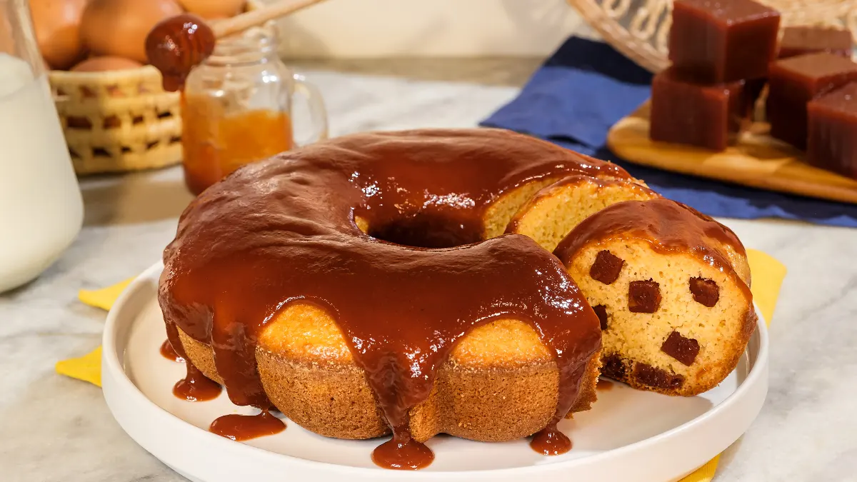 Bolo de fubá com goiabada