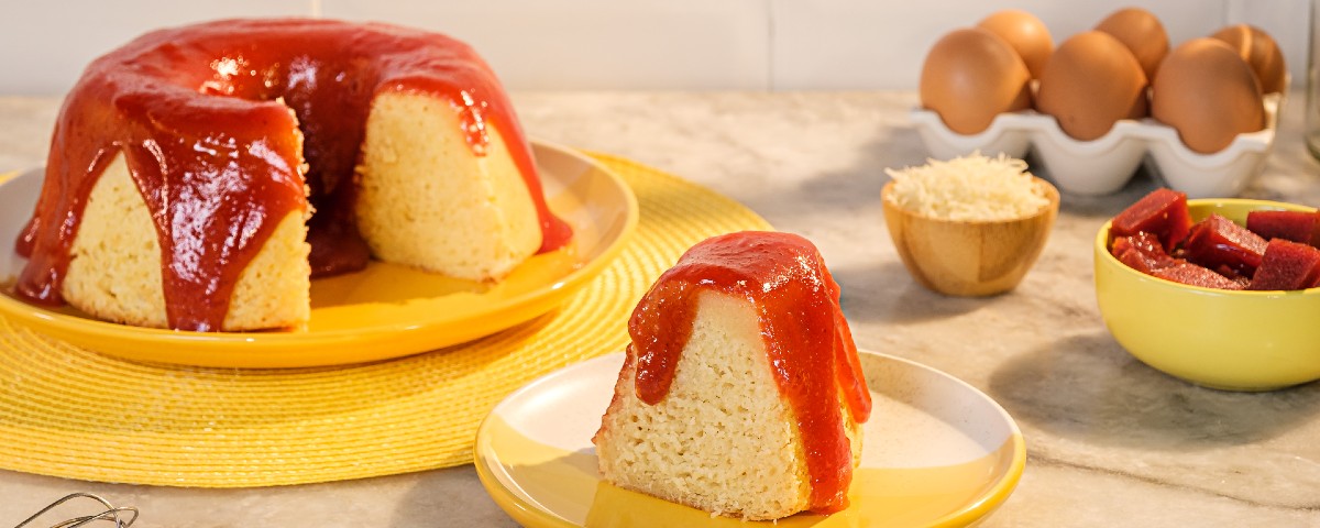 bolo-de-queijo-com-calda-de-goiabada