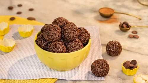 Receita de brigadeiro para enrolar precisa de creme de leite? Veja os ingredientes necessários 