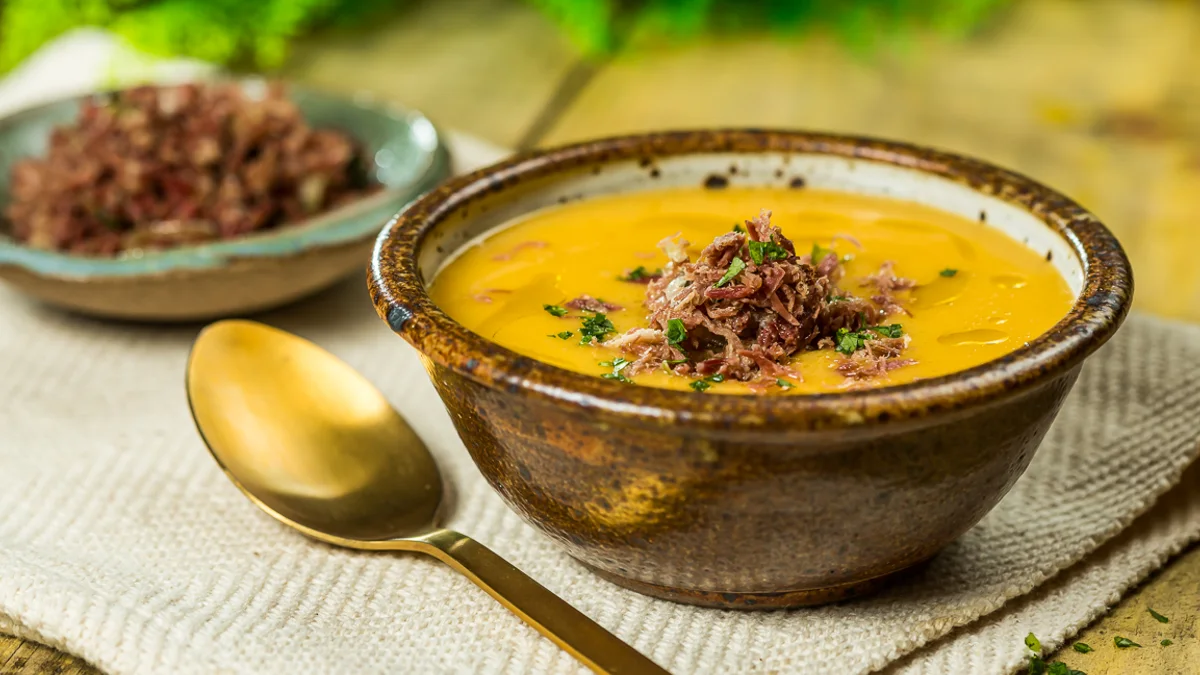 A diferença entre caldo, sopa e creme — e como fazer cada um do jeito certo