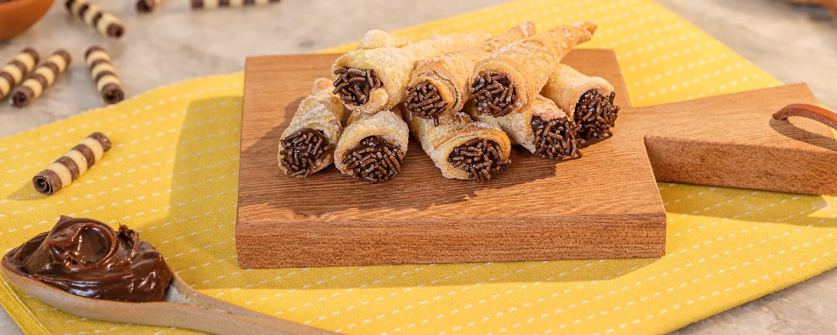 Canudinho com massa de pastel recheado com brigadeiro