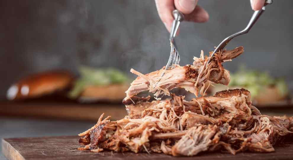 carne de panela desfiada com garfo