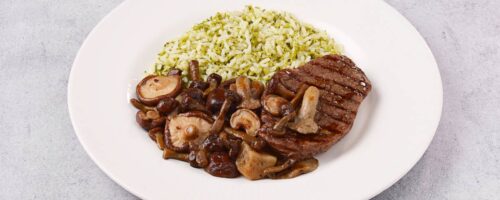 Baby beef com arroz de brócolis e mix de cogumelos