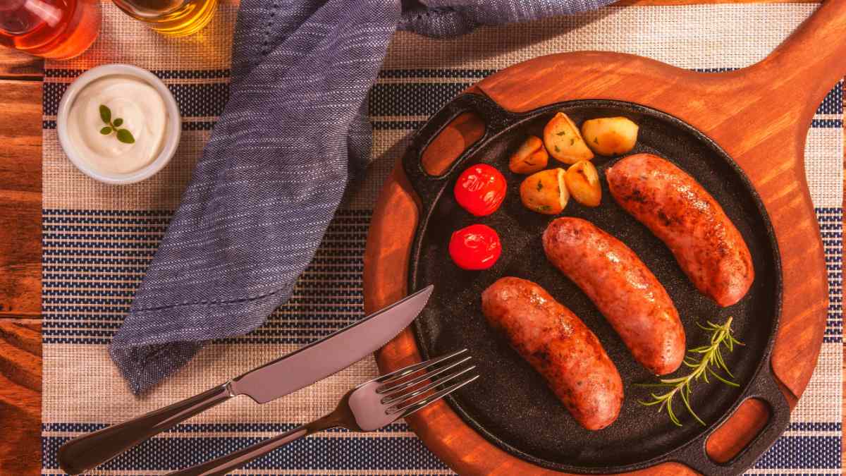 Como assar linguiça no forno