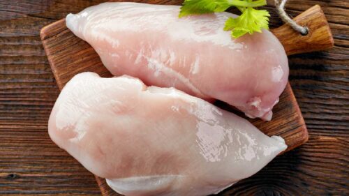 É preciso lavar o frango antes de preparar?