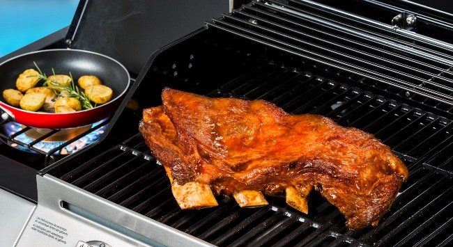 Costela ripa na brasa com batatas.