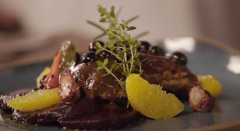 Costela Suína com Molho Barbecue e Beterrabas Assadas