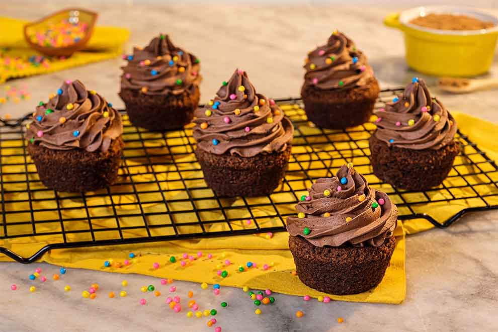 Deliciosos cupcakes de chocolate com cobertura cremosa