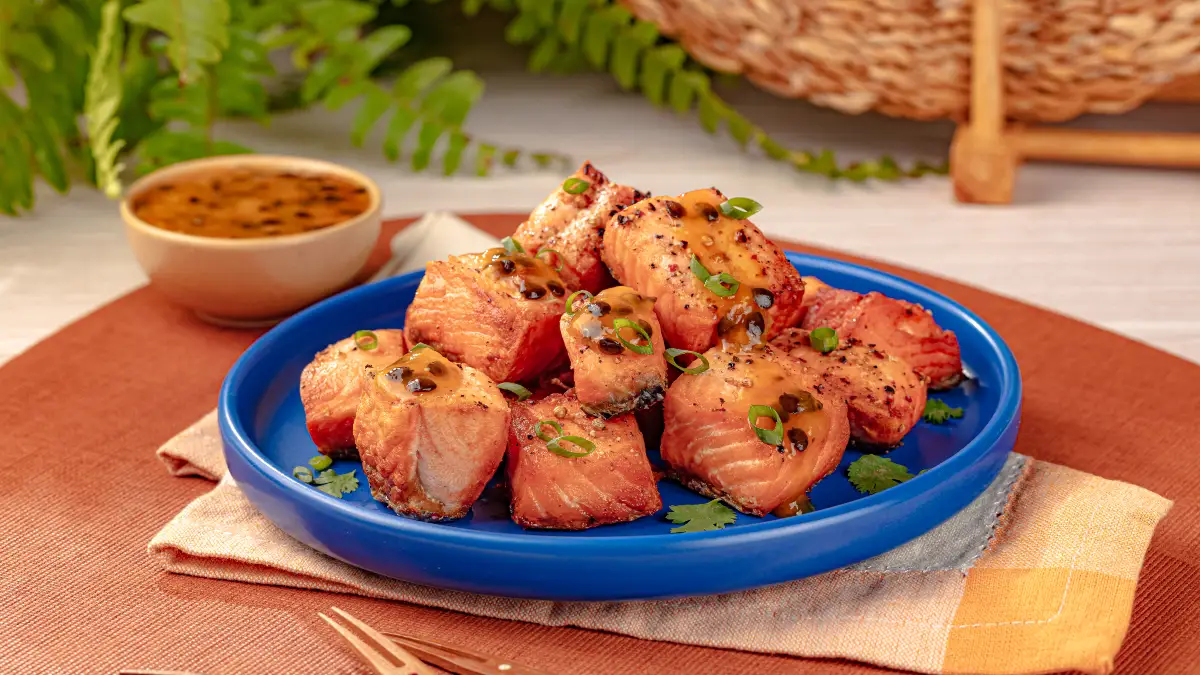 Dadinhos de salmão com molho de maracujá