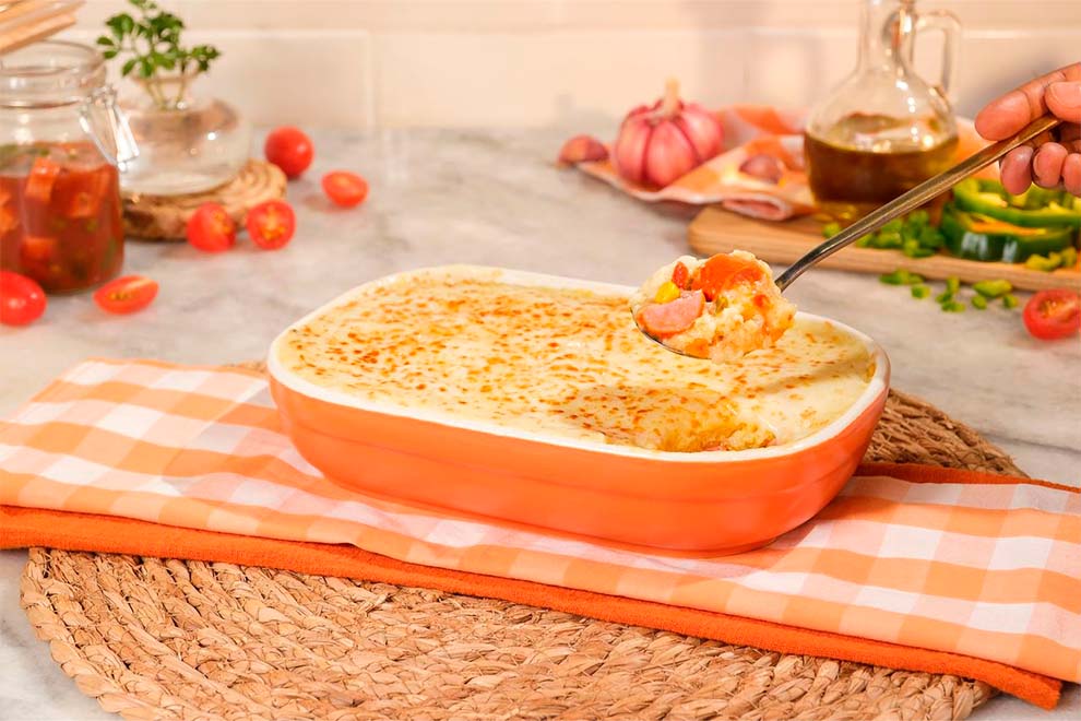 Lasanha gratinada com camarões e tomates frescos