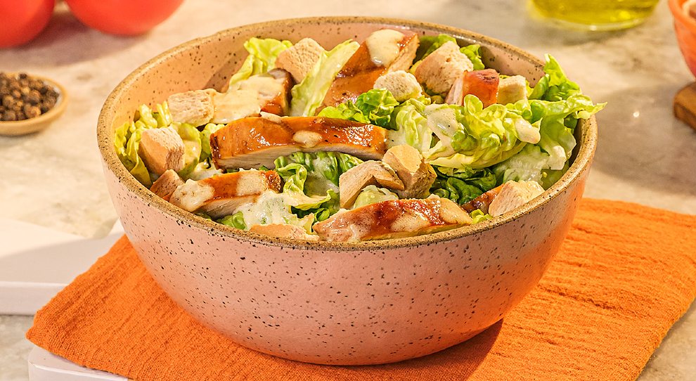 frango grelhado com salada caesar