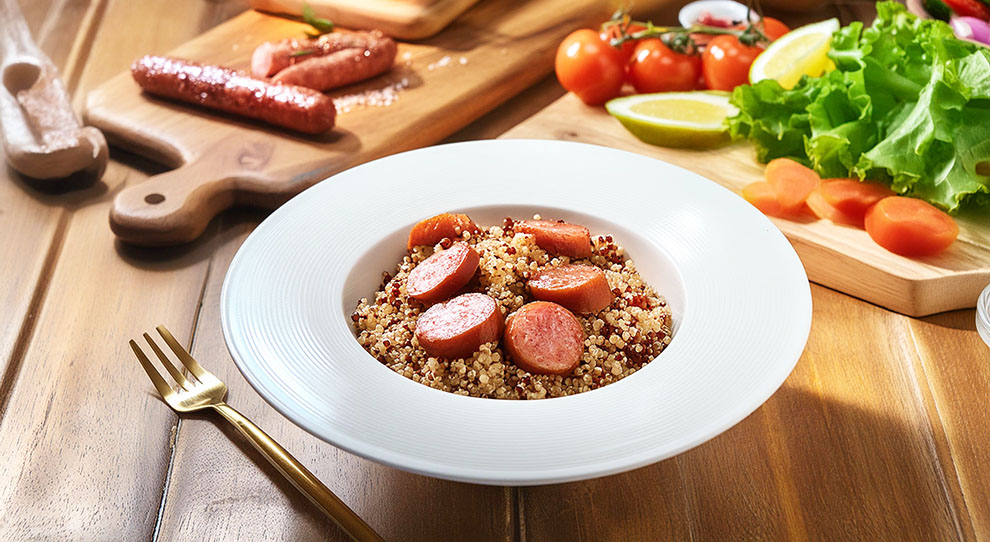 Salada de quinoa com linguiça