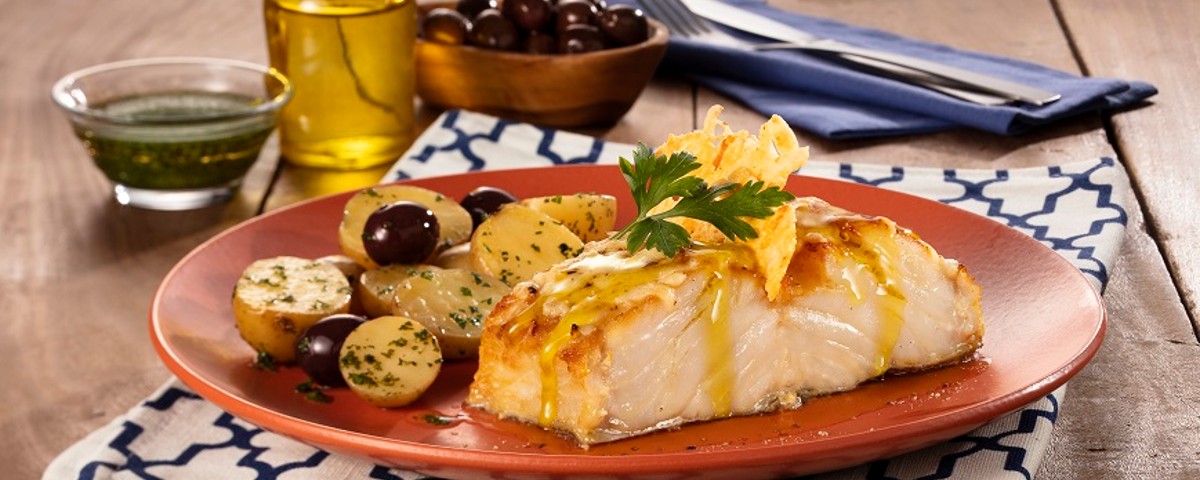 Lombo de Bacalhau com Crispy de Parmesão e Molho de Salsa