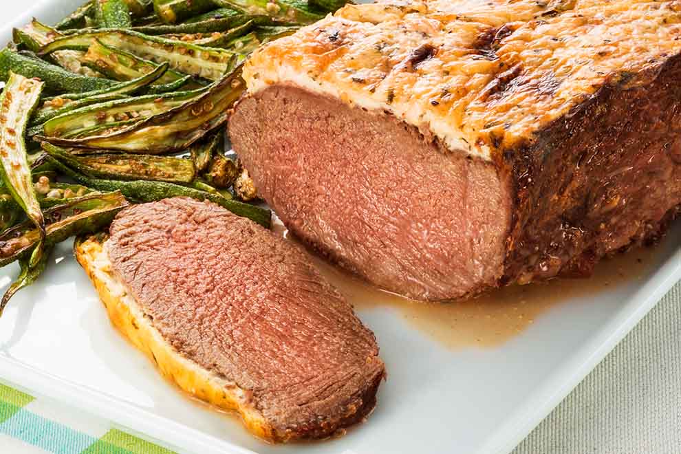 Carne assada com quiabo grelhado ao lado.