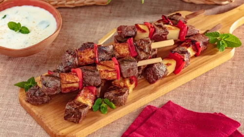 Espetinho de carne com queijo