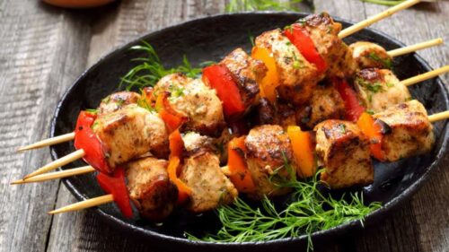 Espetinho de Frango com Molho de Ervas e Batata ao Murro