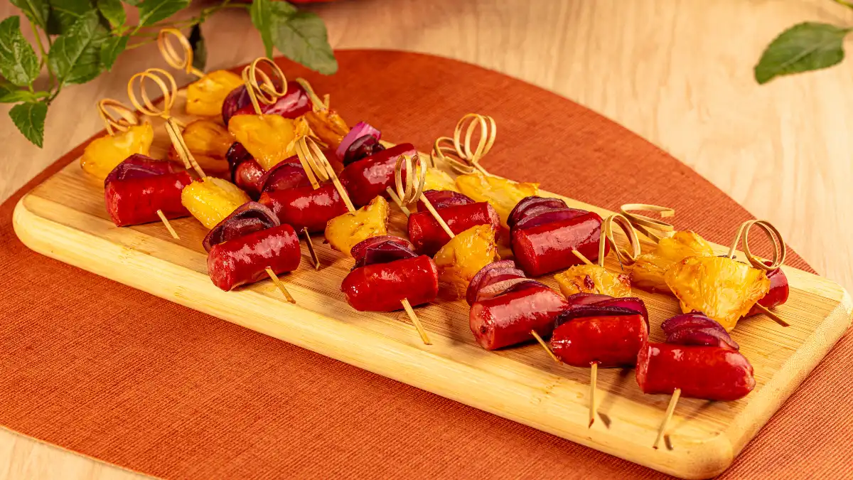 espetinho-de-linguica-com-cebola-roxa-caramelizada-e-abacaxi-grelhado-portal-minha-receita