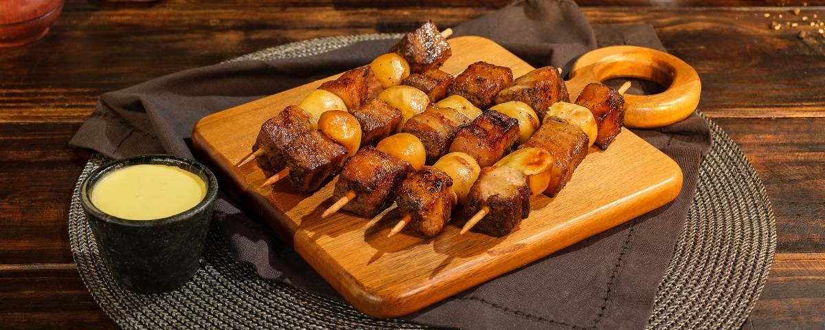 Espetinho de panceta com queijo