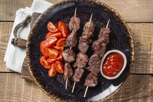 Carne para espetinho: 7 cortes para arrasar no churrasco