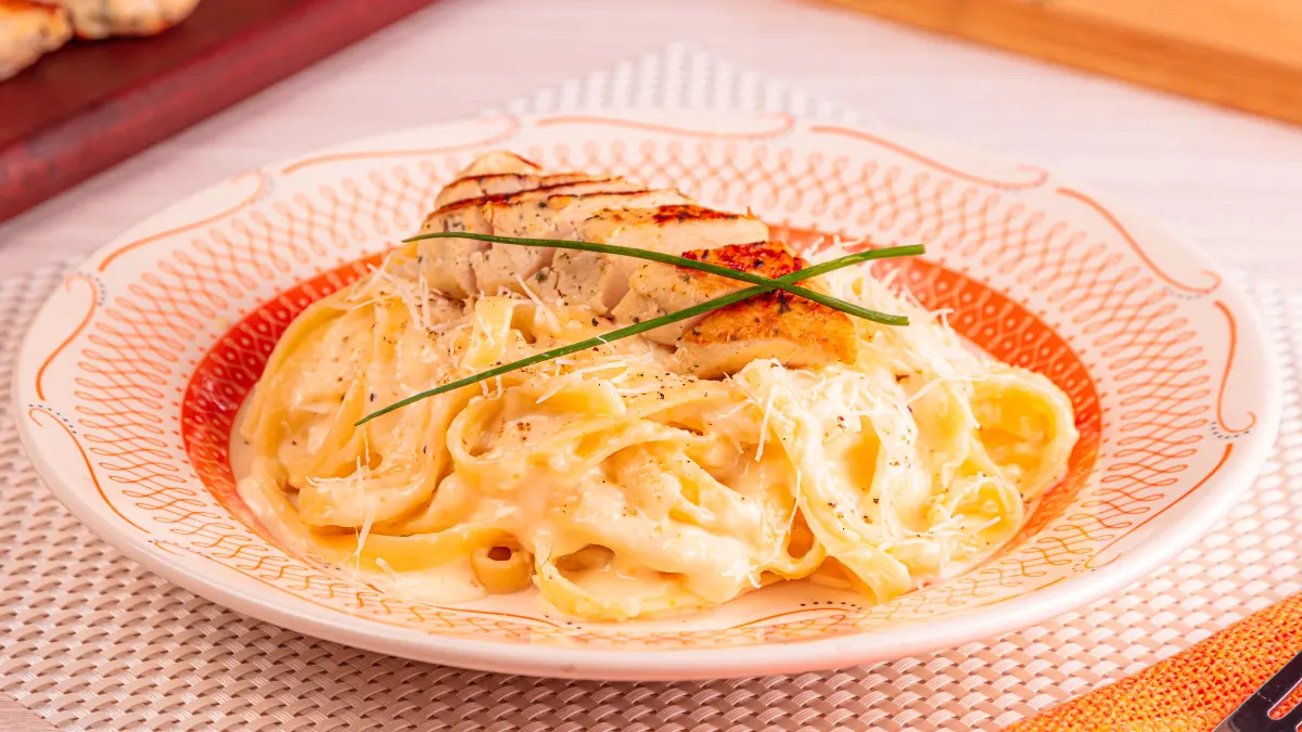 Fettuccine alfredo com frango