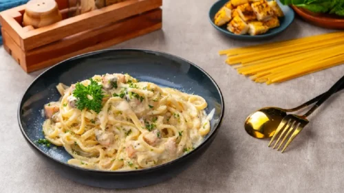 Fettuccine ao molho de sálvia com lombo suíno