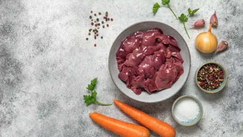 Fígado de boi é saudável? Descubra os nutrientes e riscos do consumo