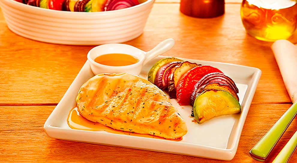file-de-frango-grelhado-com-molho-de-laranja-e-legumes-assados-01-2
