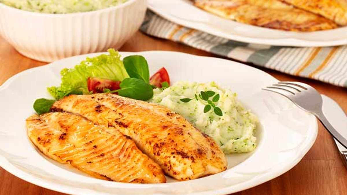 Tilápia Grelhada com Purê de Batatas e Brócolis