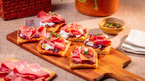 Mini Focaccias de Mortadela com Burrata e Azeitona