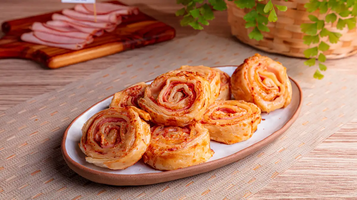 Folhado de Peito de Peru com Queijo Minas Padrão